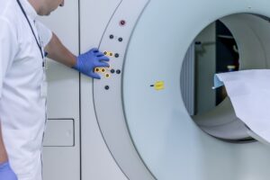 Rezonans magnetyczny – na&nbsp;czym polega i&nbsp;kiedy jest wykonywany?