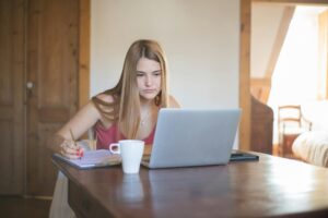 Antykoncepcja dla nastolatek: kiedy konsultacja online wystarczy?