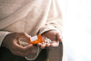 Czy&nbsp;można brać antybiotyk z&nbsp;lekami przeciwbólowymi – bezpieczeństwo i&nbsp;możliwe interakcje