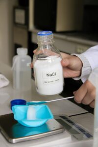 Inhalacje z&nbsp;soli fizjologicznej na&nbsp;katar – działanie, skuteczność i&nbsp;zasady stosowania