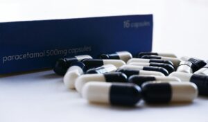 Objawy przedawkowania leków przeciwgorączkowych – jak rozpoznać zatrucie i&nbsp;kiedy reagować
