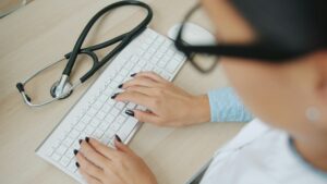 Jak szybko uzyskać e-receptę online, gdy&nbsp;kończy Ci&nbsp;się lek?